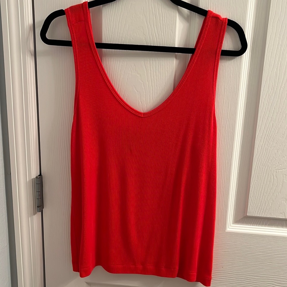 V-neck tank:tee